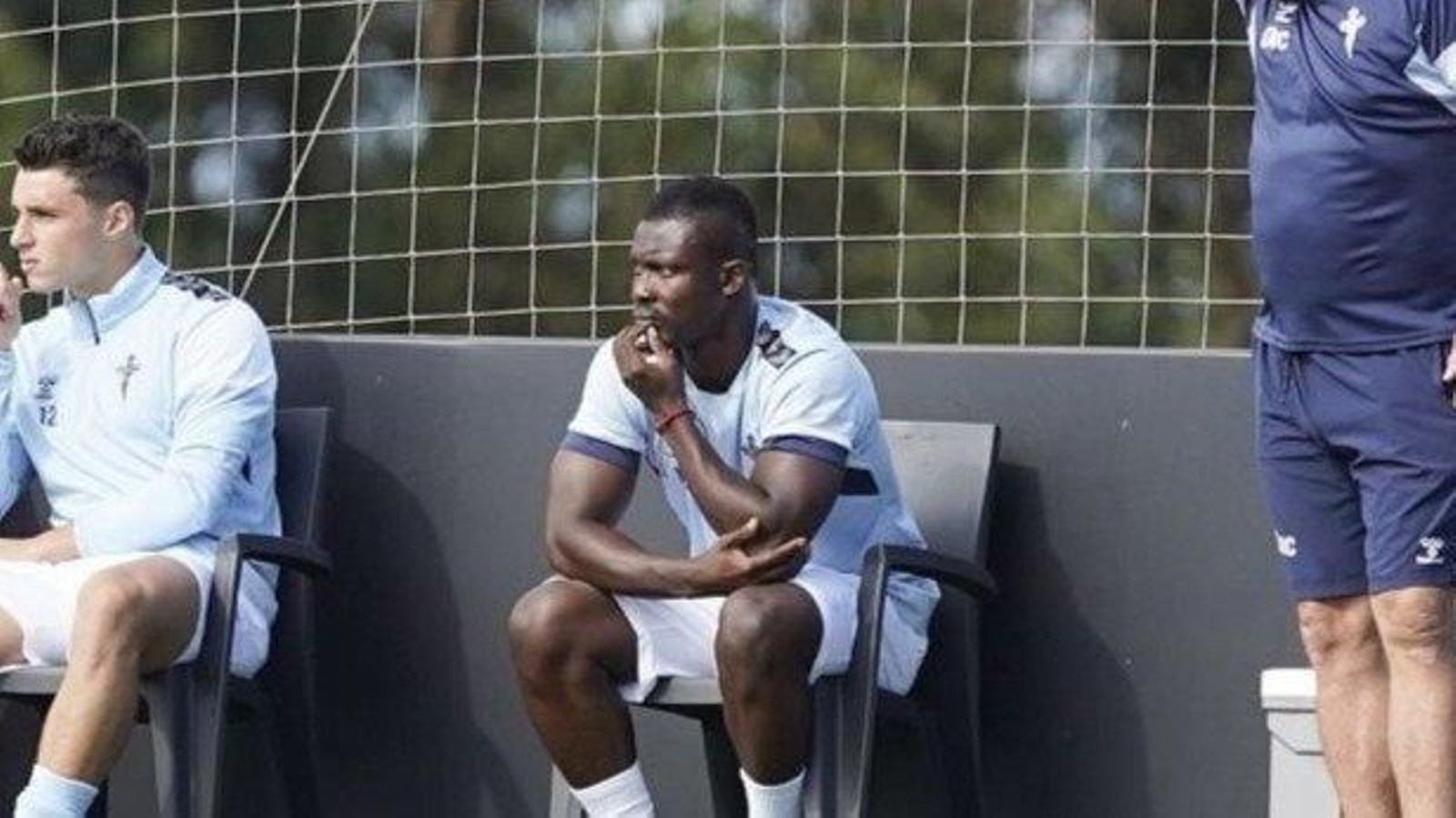 El ghanés Joseph Aidoo sigue el partido desde el banquillo antes de saltar al campo.