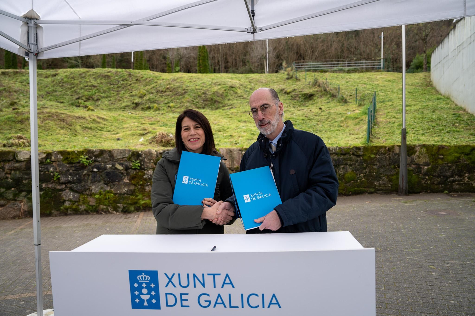 La conselleira Allegue con el alcalde Almuiña, en Baiona.
