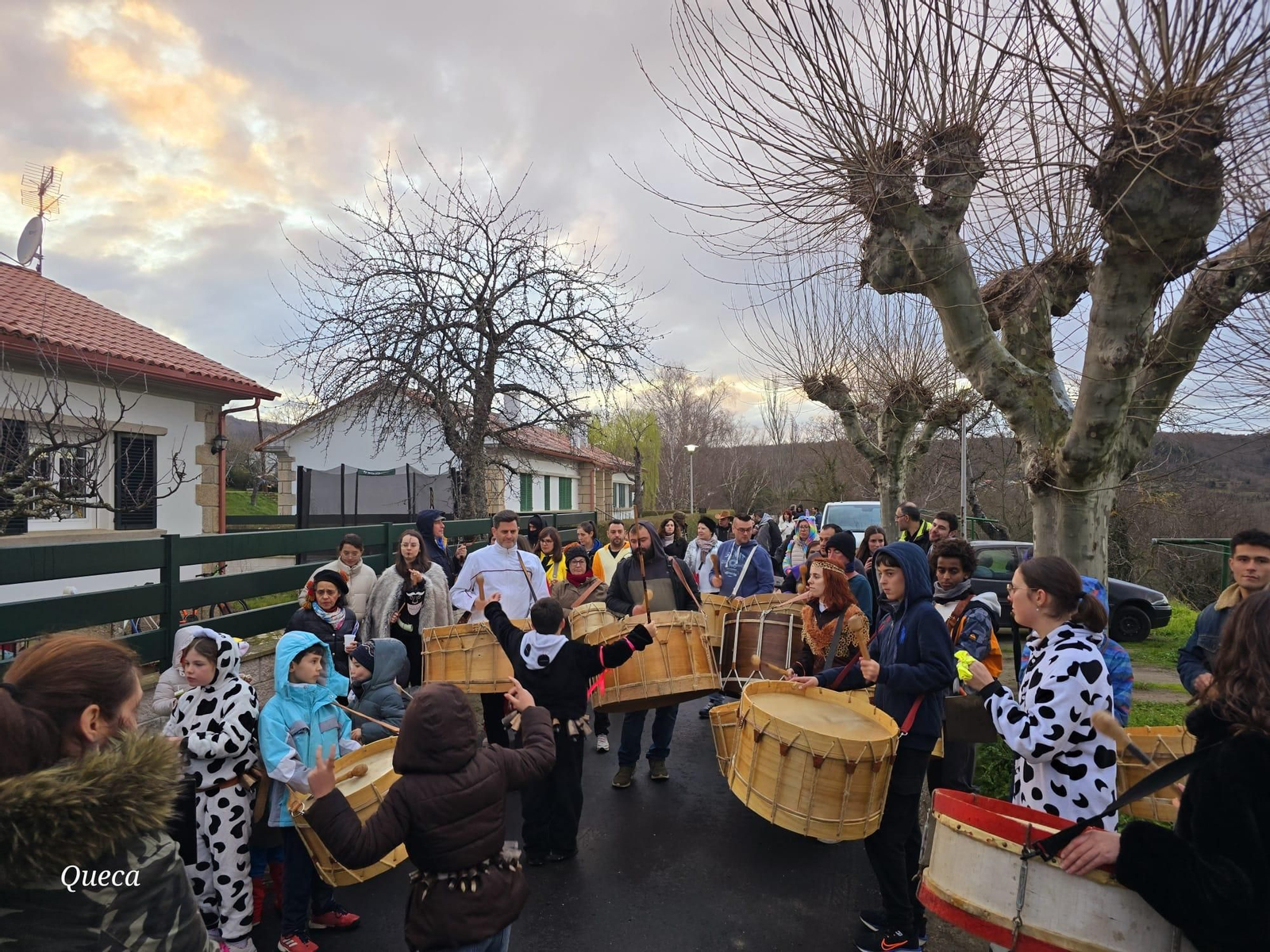 Galería | En Manzaneda, a ronda dos gusanitos é o día para os cativos