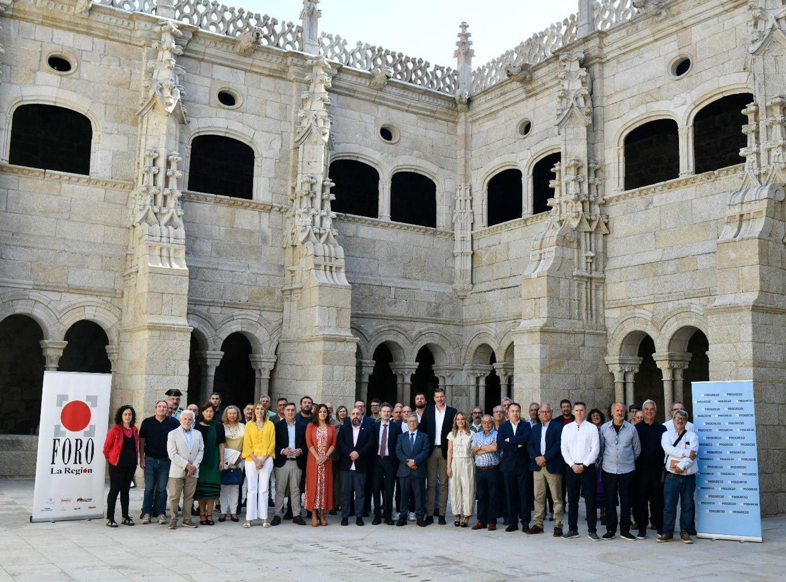 Autoridades, invitados y ponentes participantes en el Foro La Región - Encontros El Progreso en el Parador de Santo Estevo (Ribeira Sacra).