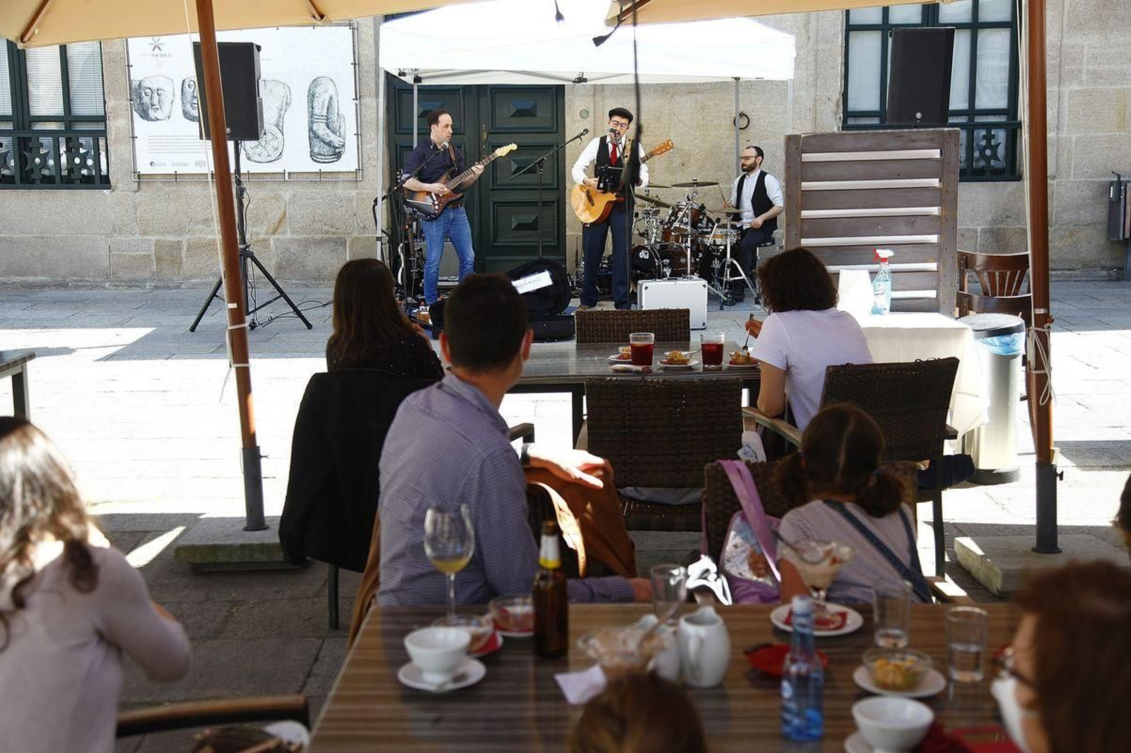 Desde las terrazas de la plaza del Concello se disfrutó de las actuaciones de la Semana Santa ao vivo. (Miguel Ángel)