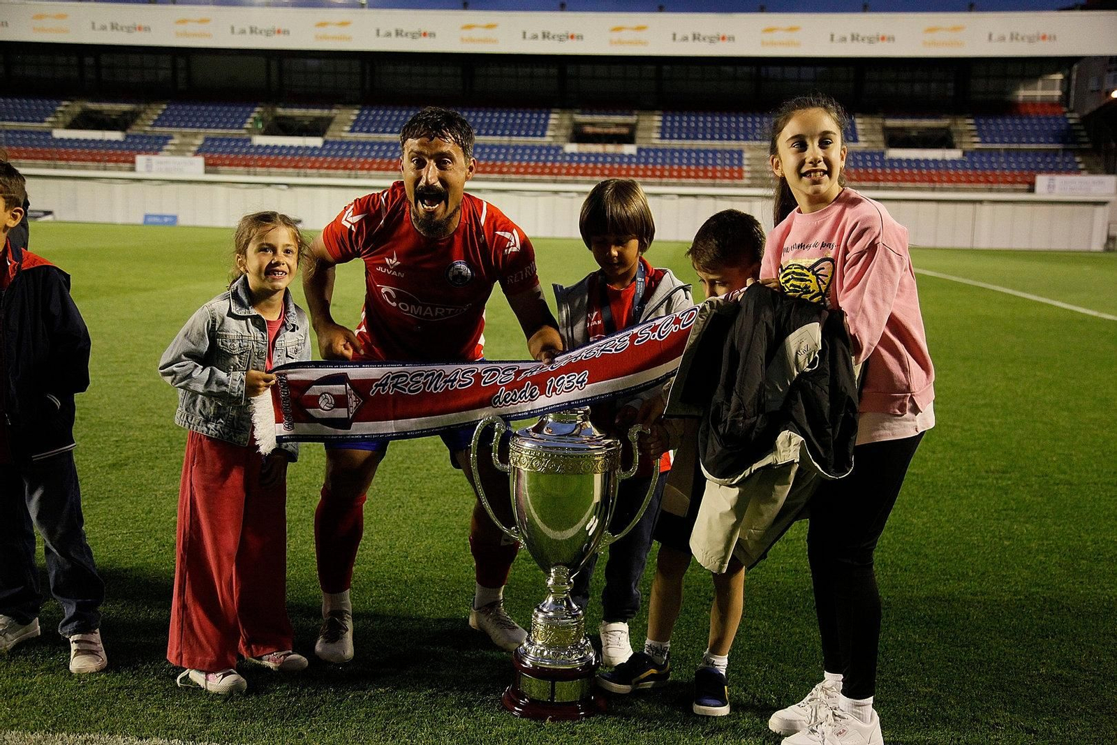 Los jugadores haciéndose fotos con los niños.