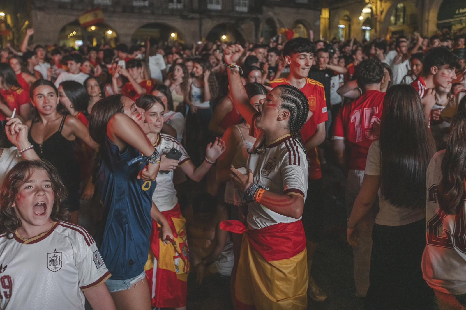 Galería | Camisetas, banderas y las calles de Ourense llenas de emoción por ver a España jugar los cuartos de final, en fotos