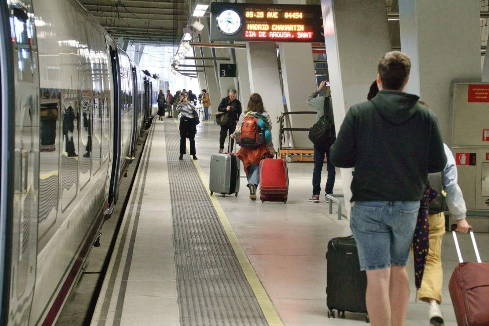 Pasajeros a punto de tomar un AVE en la estación intermodal de Urzaiz