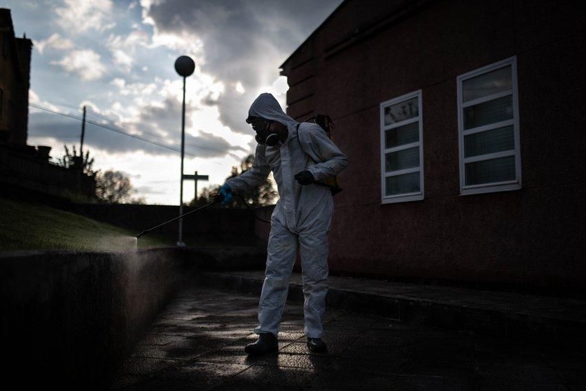 Martín González, brigadista del Distrito XII, Comarca Maceda-Allariz, y un compañero, Carlos San Miguel, axente forestal también del Distrito XII, realizan limpiezas por los centros de salud de las zonas rurales de la provincia de forma voluntaria. Foto: Óscar Pinal.