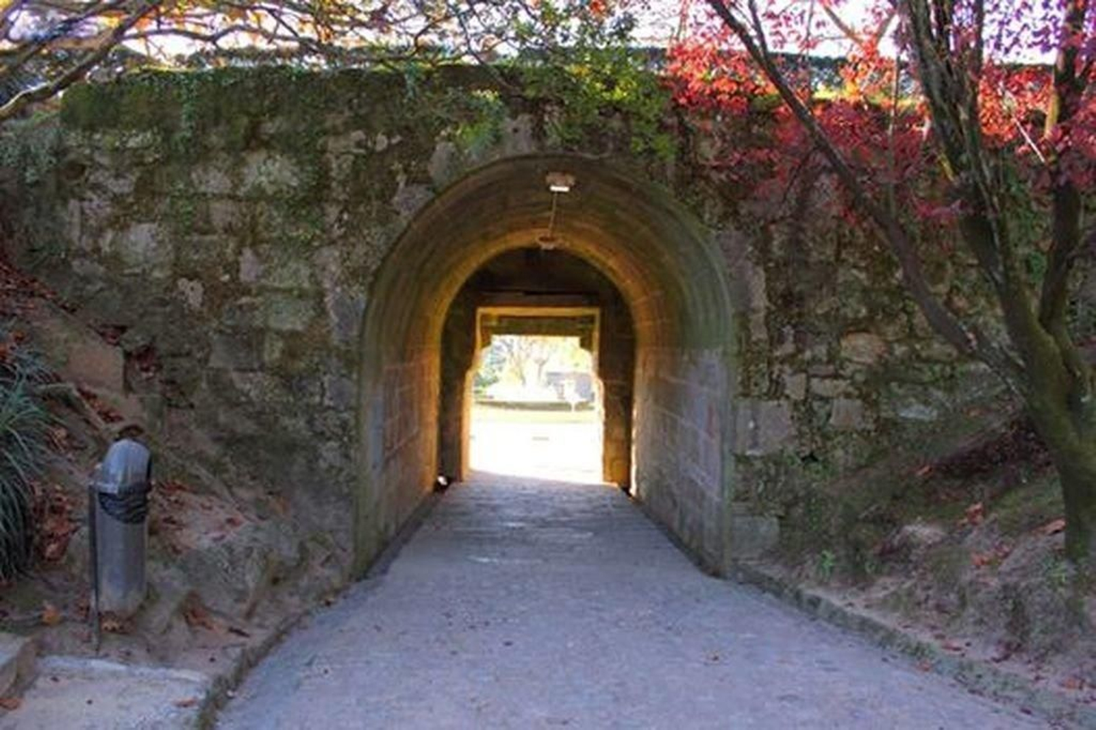 Entrada principal al segundo recinto, que conduce a la fortaleza.