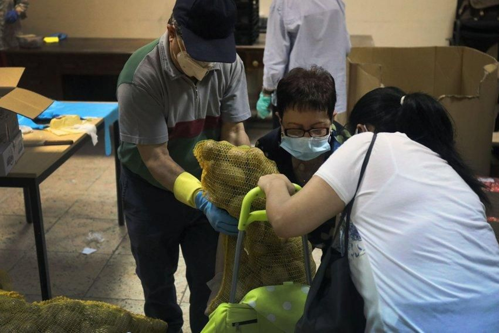 50 familias recogen alimentos en la parroquia de Santa Eufemia. José Paz