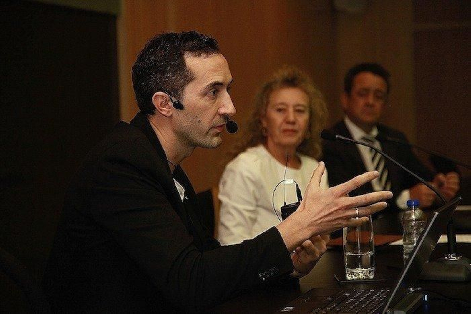 Víctor Arufe interviene en el Foro La Región ante la mirada de Ana Garrido, que presentó al ponente, y Santiago Gómez Randulfe.