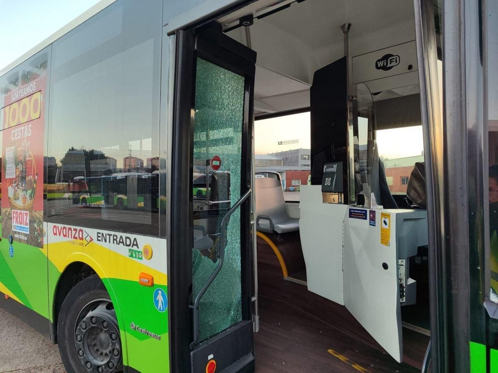 Uno de los tres autobuses atacados ayer por la mañana.