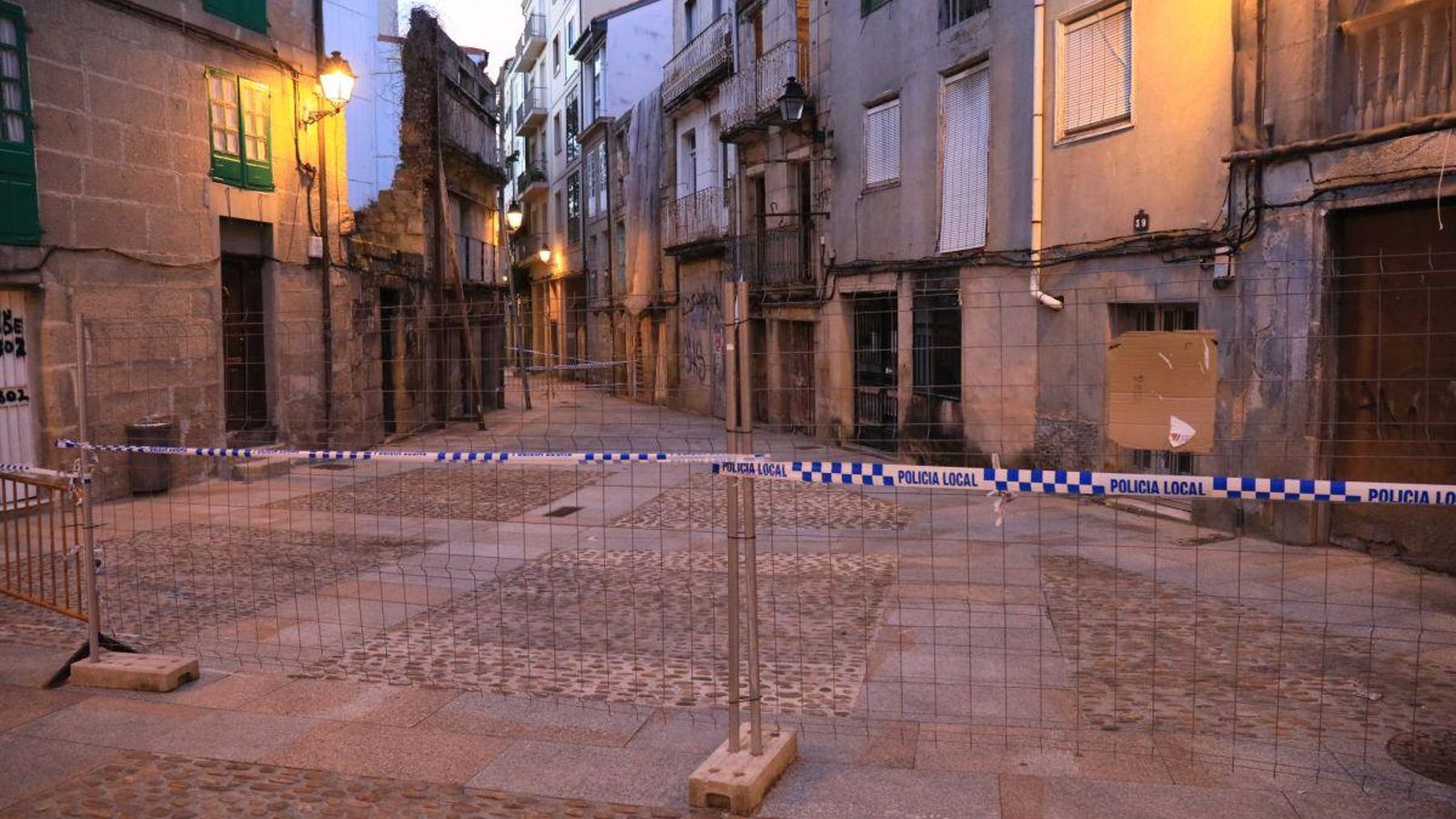 La rúa da Liberdade cortada por la caída de cascotes