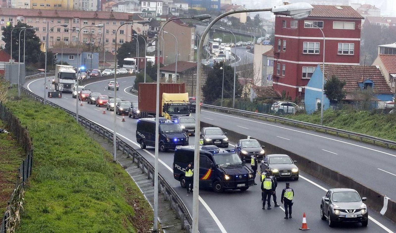 Uno de los controles de la Policía, ayer, en la AP-9.
