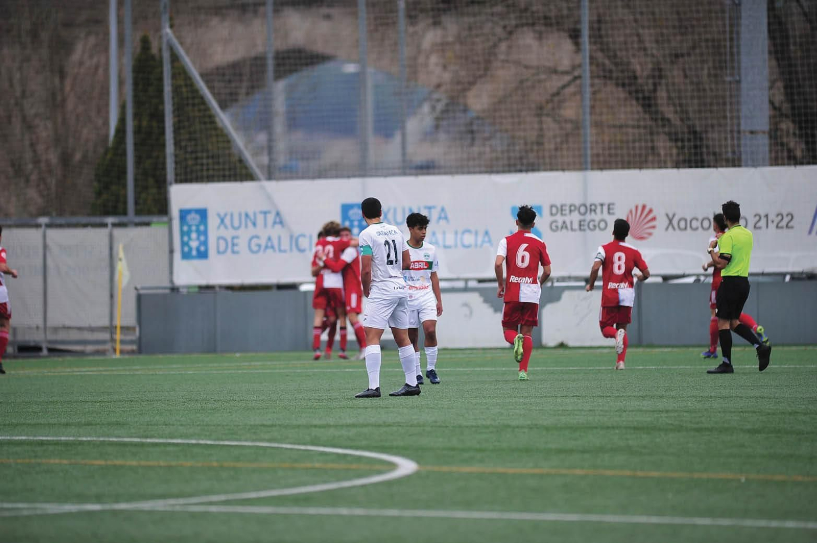 Los pabellonistas Parrilla y Esteban, cabizbajos tras uno de los goles del Celta (XESÚS FARIÑAS).