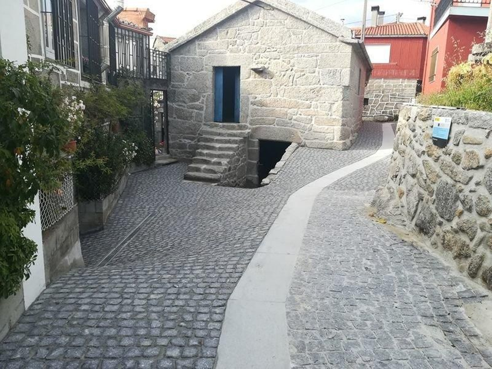 Uno de los caminos rehabilitados en la aldea de Puxedo.