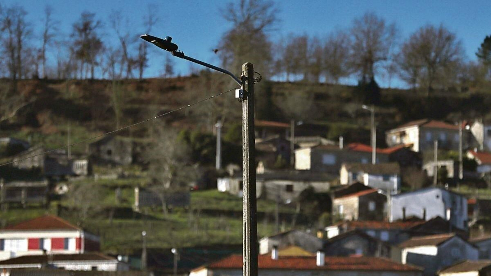 Iluminación en el núcleo de Pazos, en Lobios.
