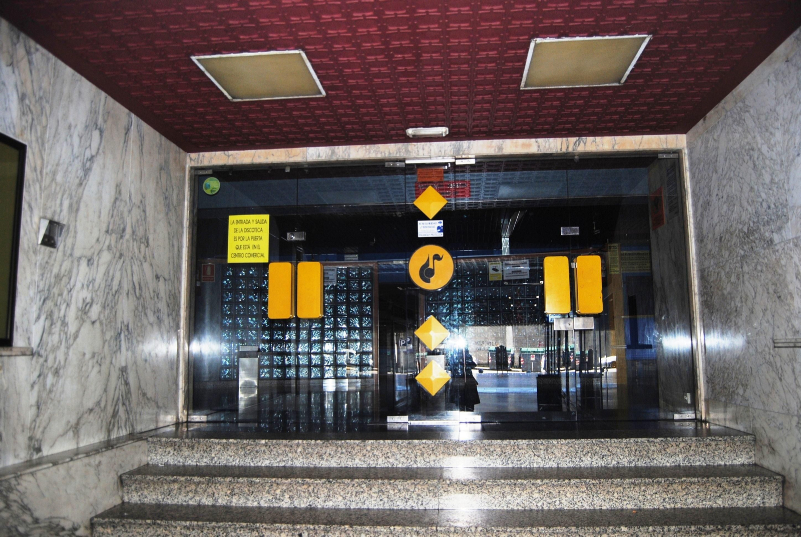 Los jóvenes se reúnen en el entorno de esta discoteca.