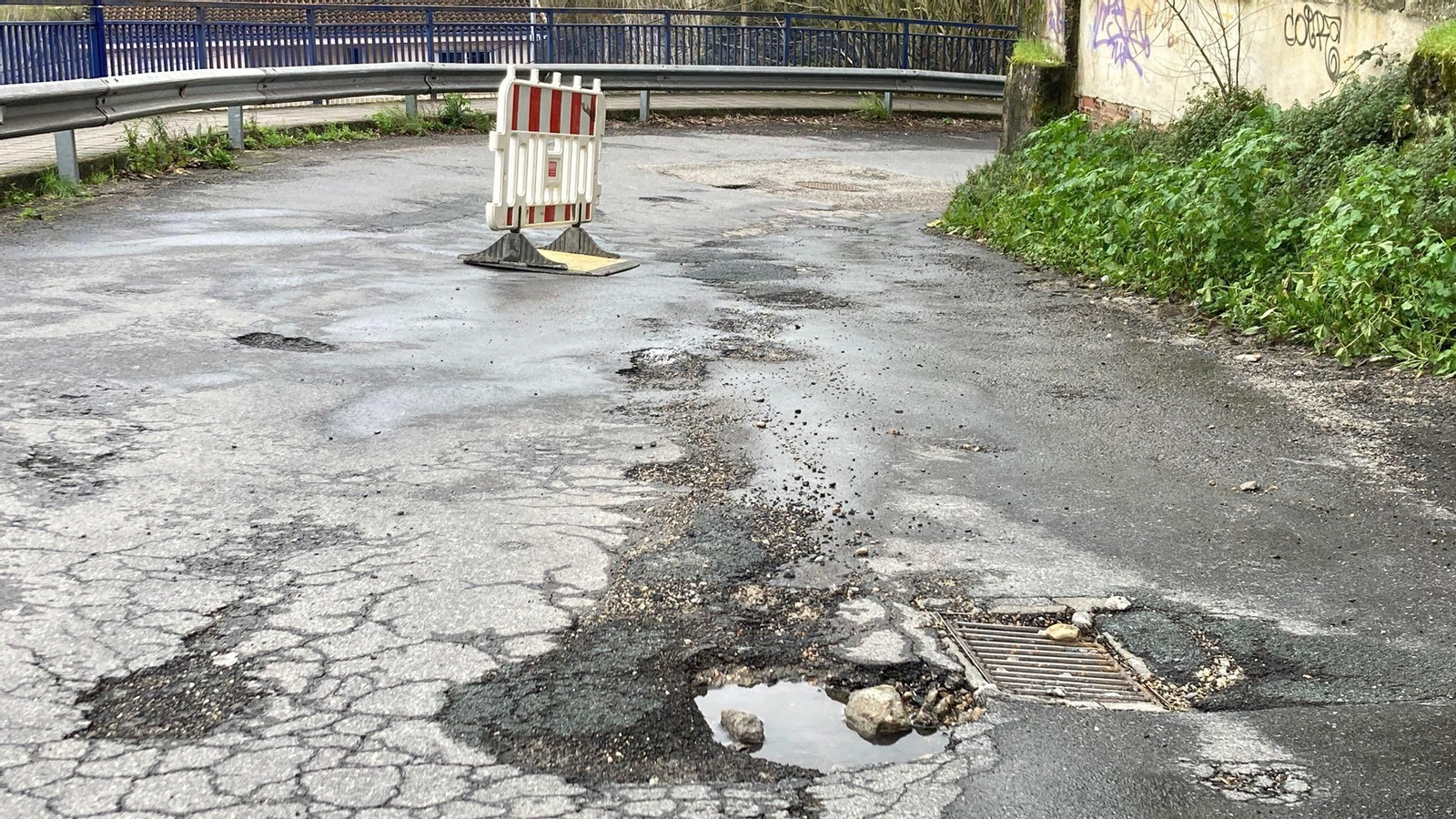 Socavón en la calle Castella Ferrer