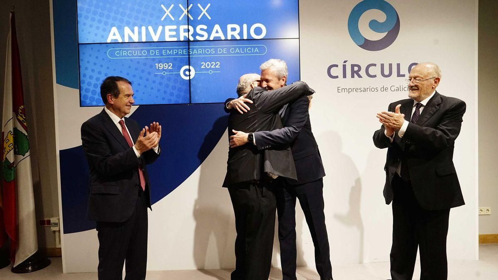 Fonseca Moretón se abraza a Alfonso Rueda tras recibir la Medalla de Círculo, en presencia de Abel Caballero y Manuel Rodríguez.