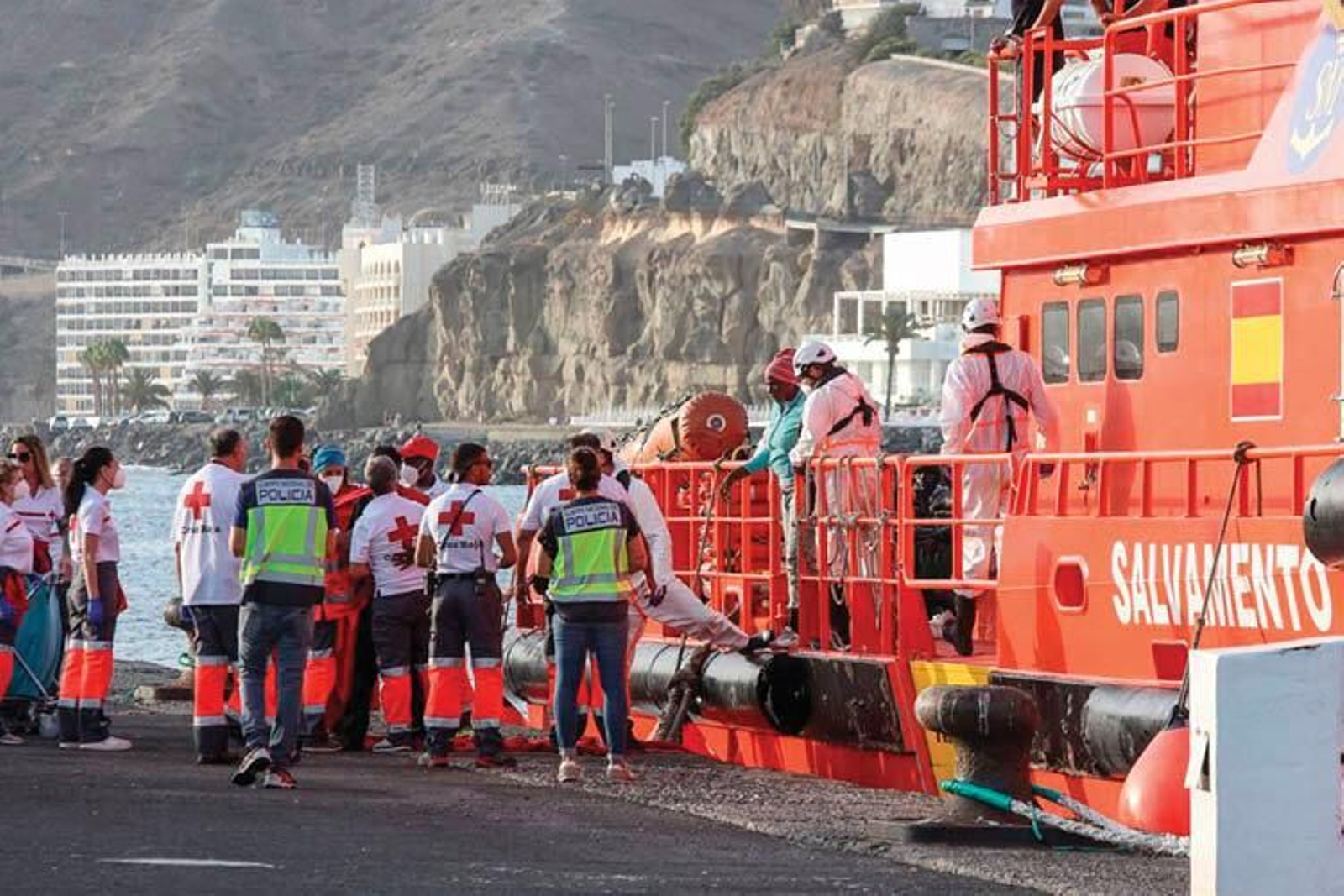 Los equipos de rescate en un muelle de Canarias.