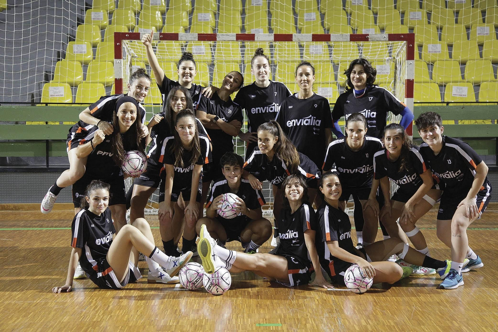 La plantilla del Envialia, antes del entrenamiento de ayer en la pista central de Os Remedios.
