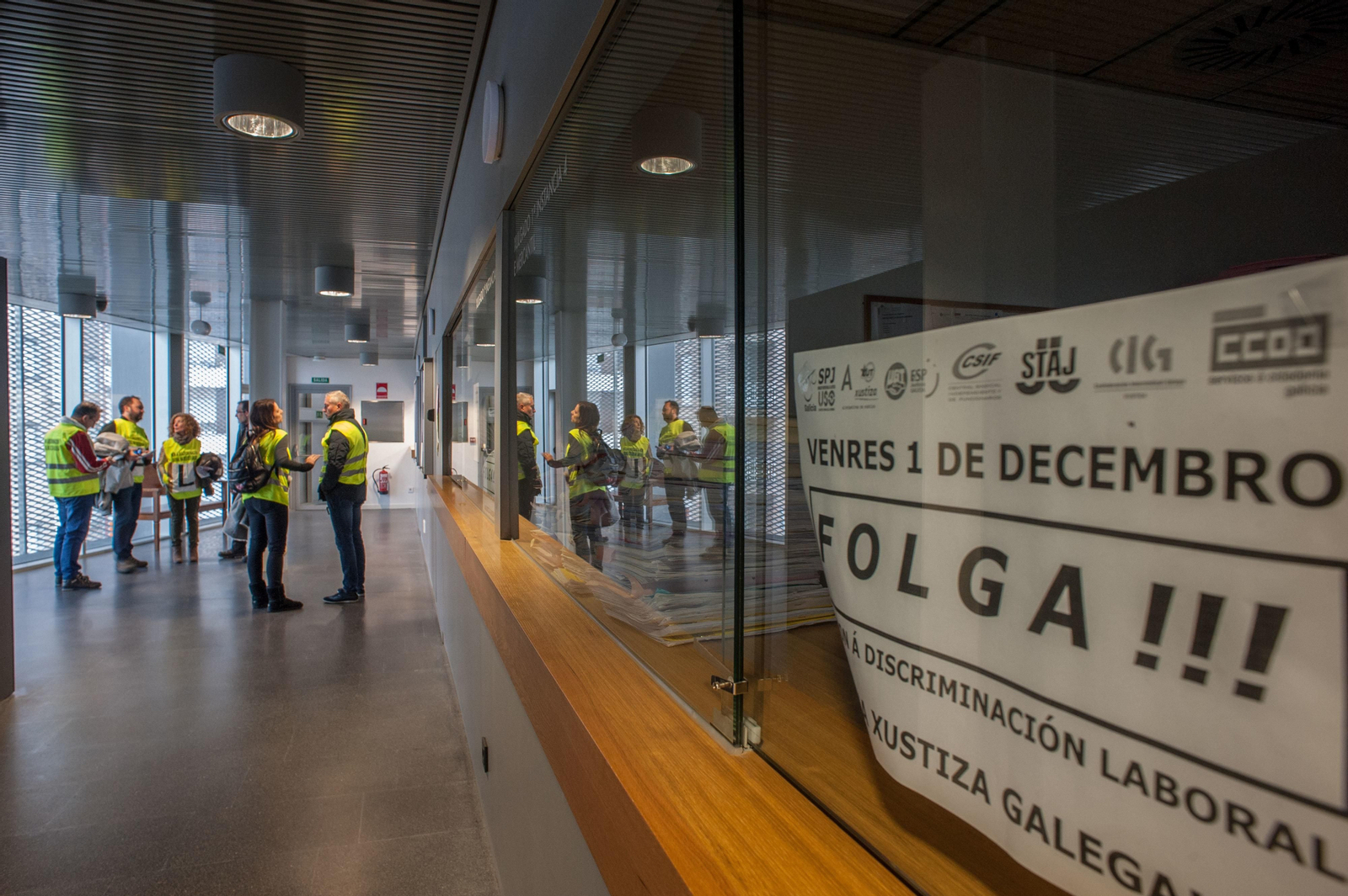 OURENSE (NOVO EDIFICIO XUDICIAL). 01/12/2017. OURENSE. Nueva jornada de huelga contra el desmantelamiento de la Administración de xustiza. El edificio judicial permanece en servicios mínimos y los convocantes han entrado a las salas donde se celebran juicios para reivindicar su postura ante la falta de negociación por parte de la Xunta de Galicia, que dicen "discrimina laboralmente y con salarios bajos al personal de esta administración que sufre el desmantelamiento de la justicia en Galicia por parte del Partido Popular". En las imágenes también, salas sin trabajadores. FOTO: ÓSCAR PINAL