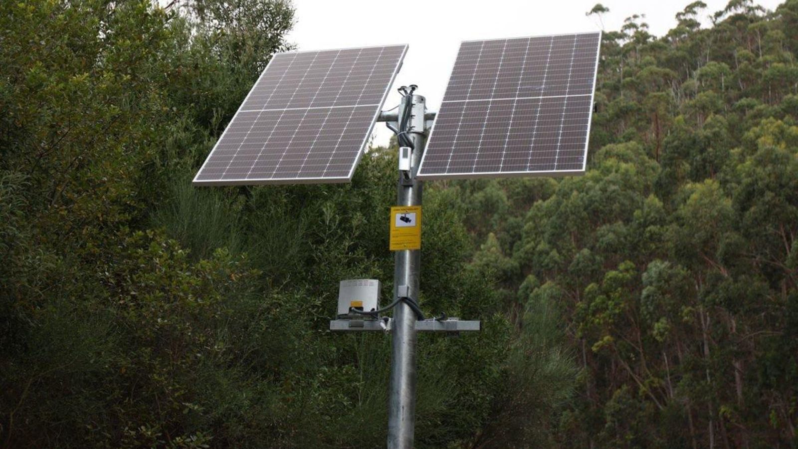 El radar con cámara utiliza paneles solares para su funcionamiento. // Alberte