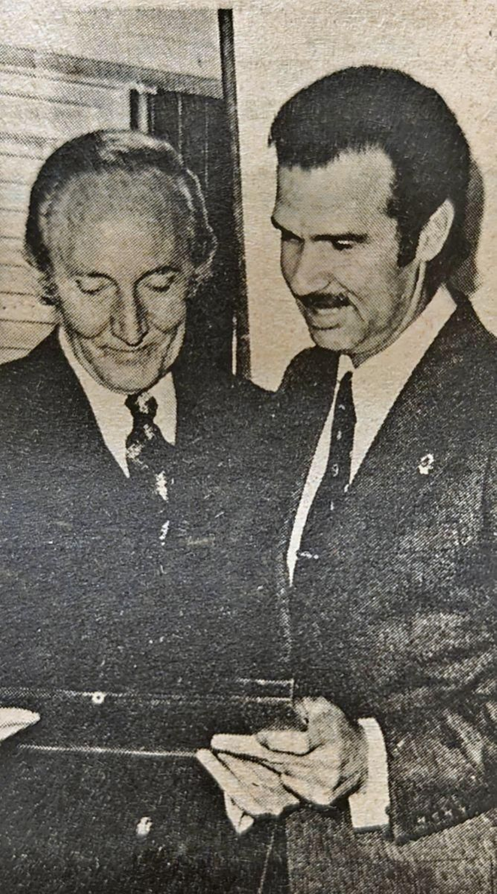 El doctor Mariano Fernández Zumel recibe su título de manos del doctor Manuel Conde Corbal.