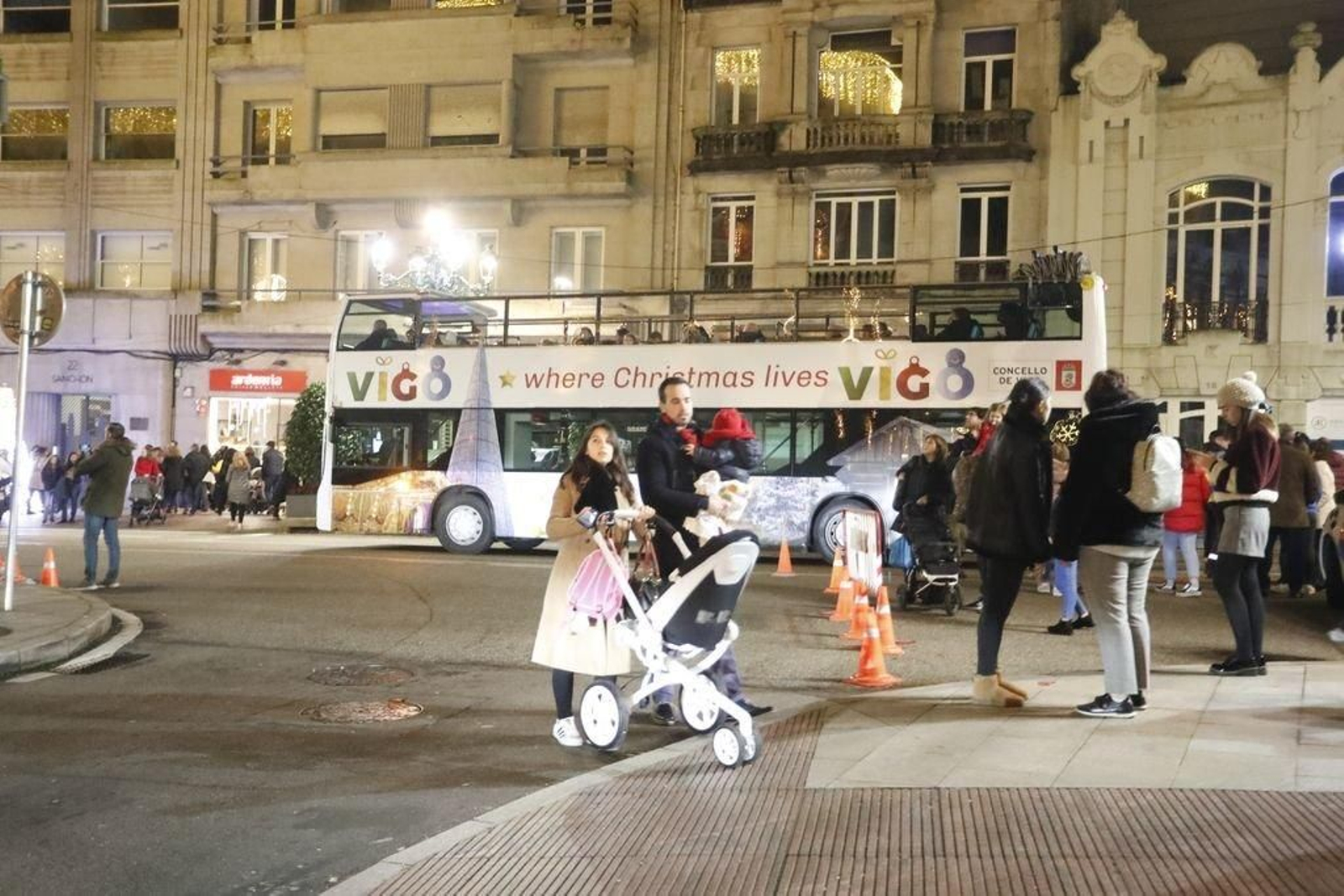 Los turistas invaden Vigo en el Puente26