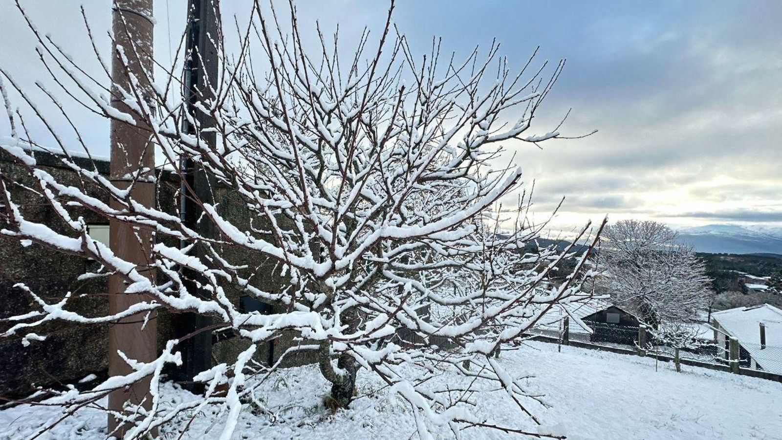Galería | La nieve da la bienvenida al invierno en A Cañiza