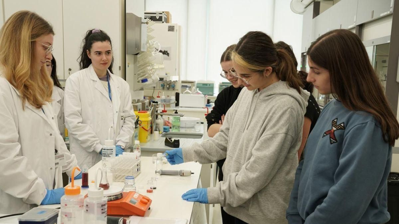 Imagen de una de las actividades del Día de la Mujer y la Niña en la Ciencia ayer en el campus de Vigo.