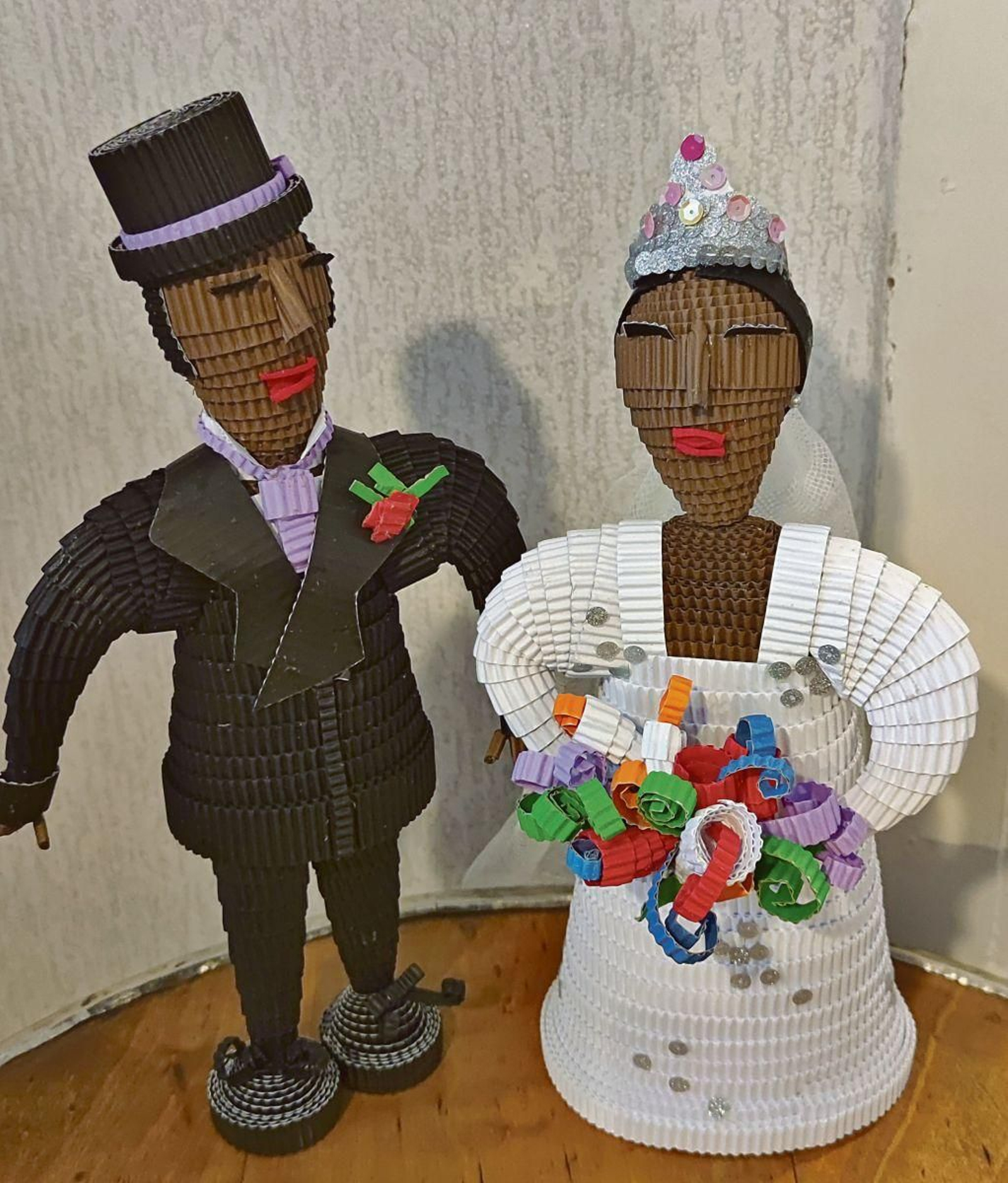 Novios en cartón obra de un artesano andaluz.