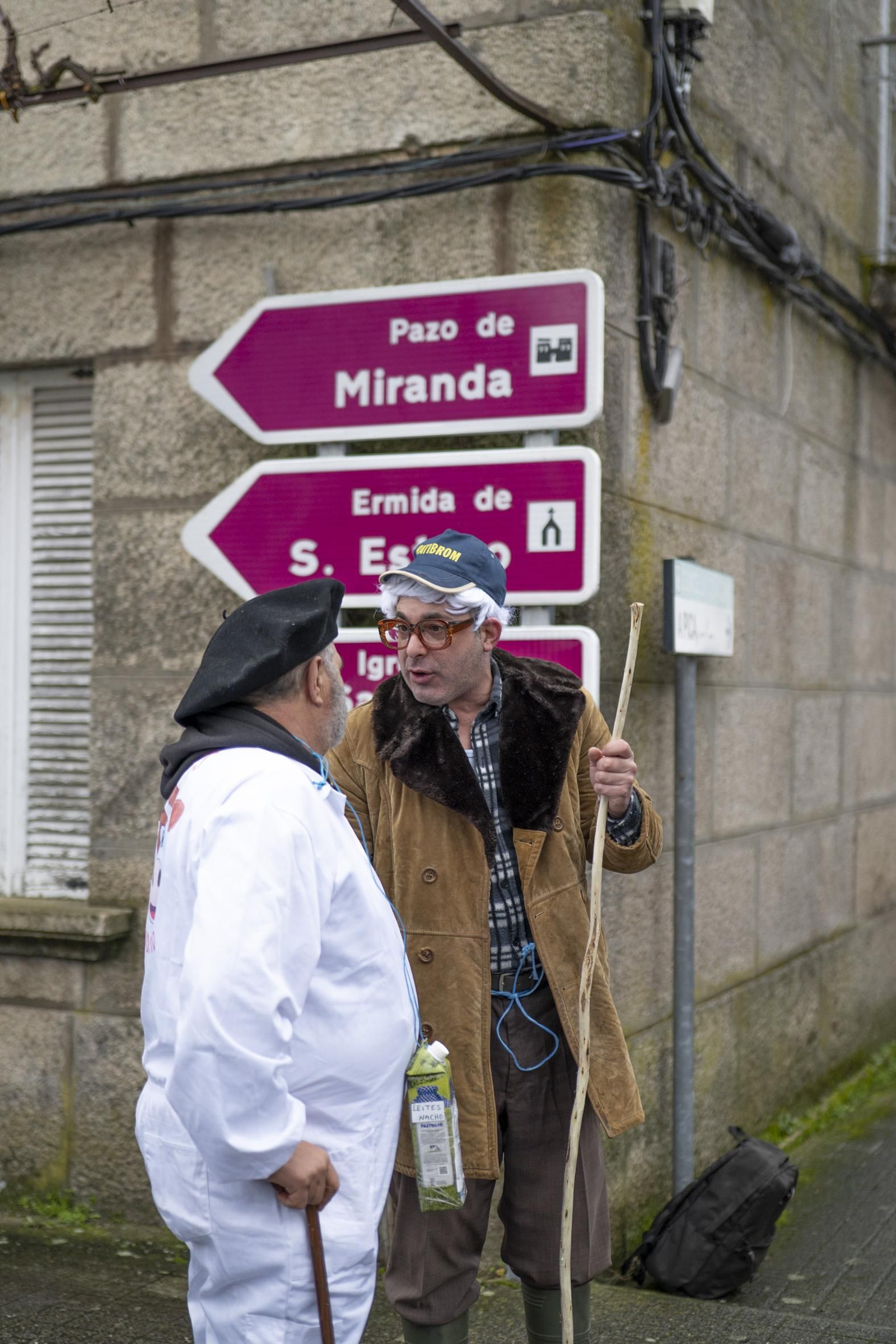 Galería | El Entroido itinerante de Parada de Amoeiro lleva la diversión por bandera