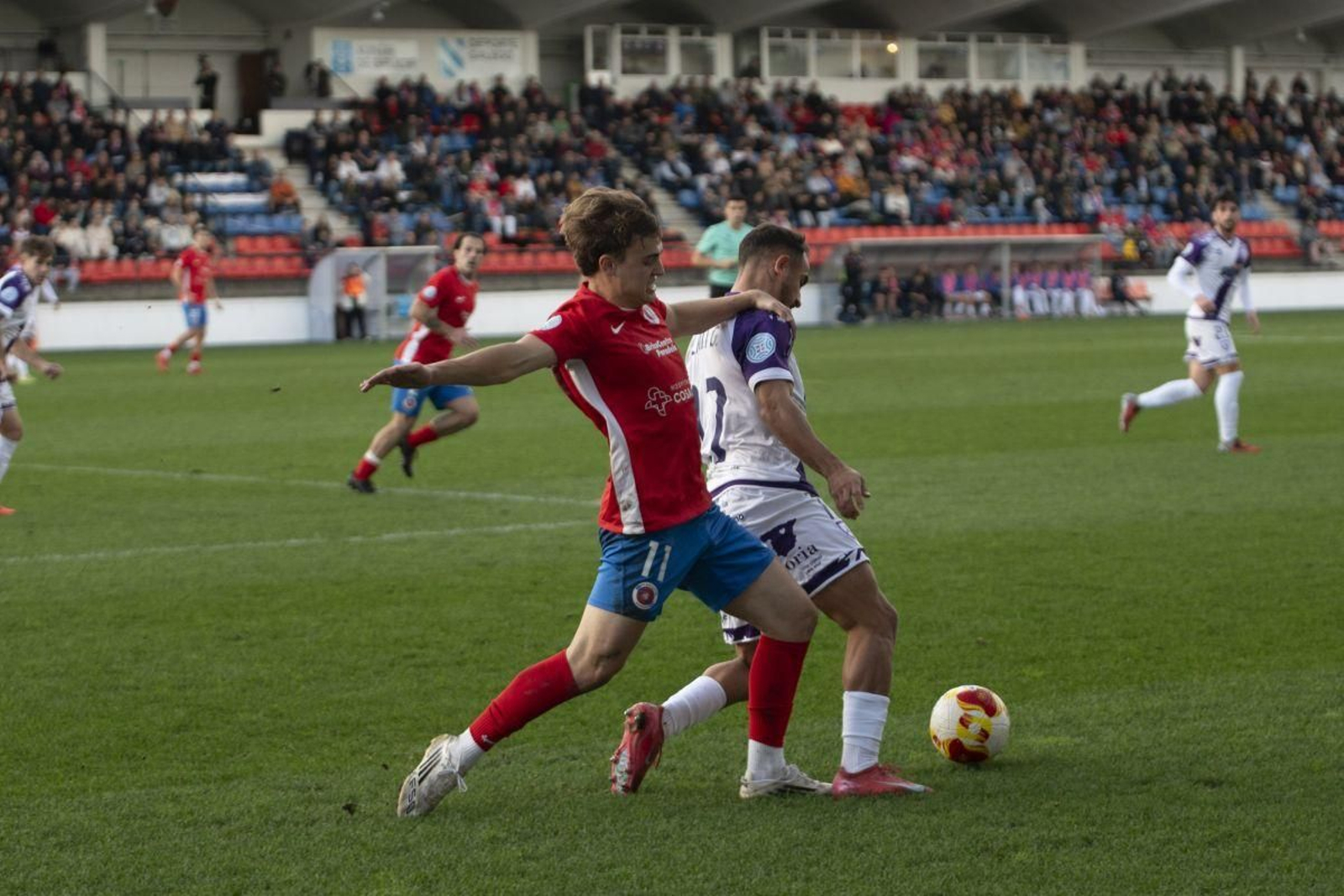 Justino Barbosa, delantero de la UD Ourense, intenta robarle el balón al numantino Cristian Delgado en el encuentro de O Couto.