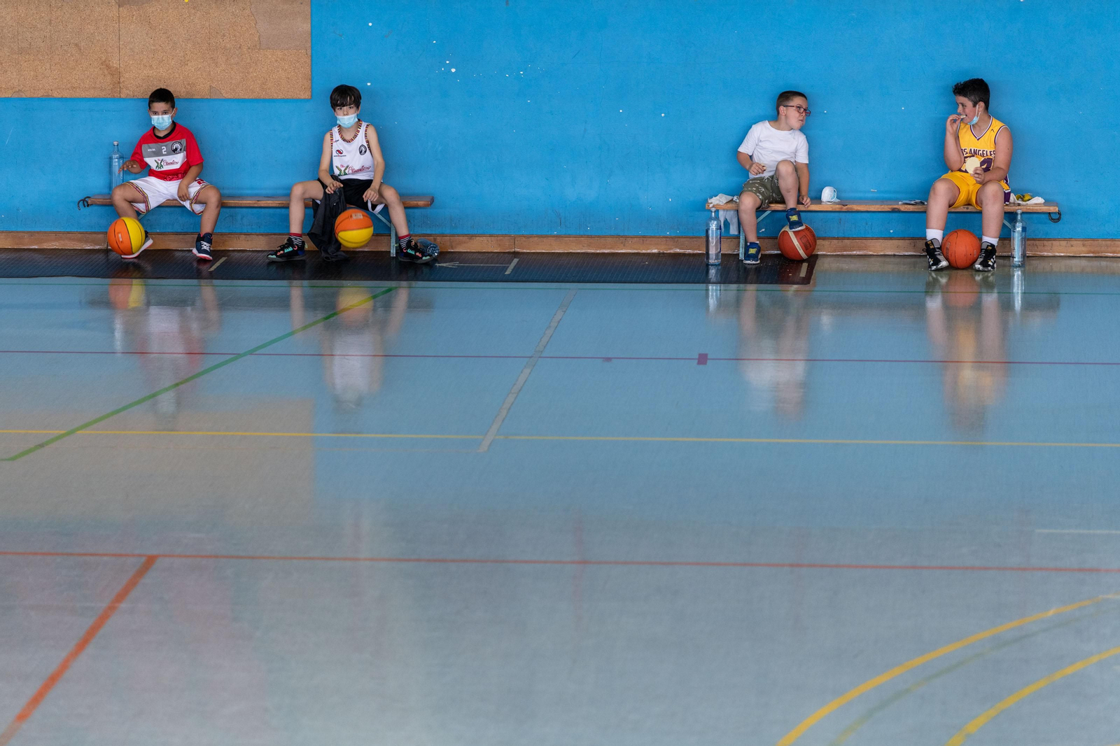Los más pequeños disfrutan del Campus de Baloncesto en el Pabellón Municipal de Xinzo de Limia (Óscar Pinal).