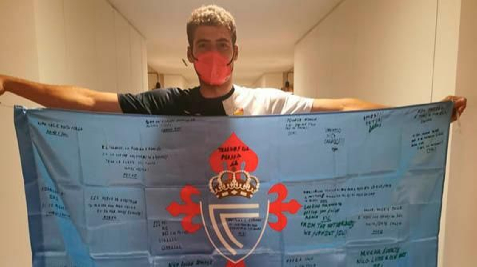 El vigués Nico Rodríguez, con una bandera del Celta firmada por amigos.