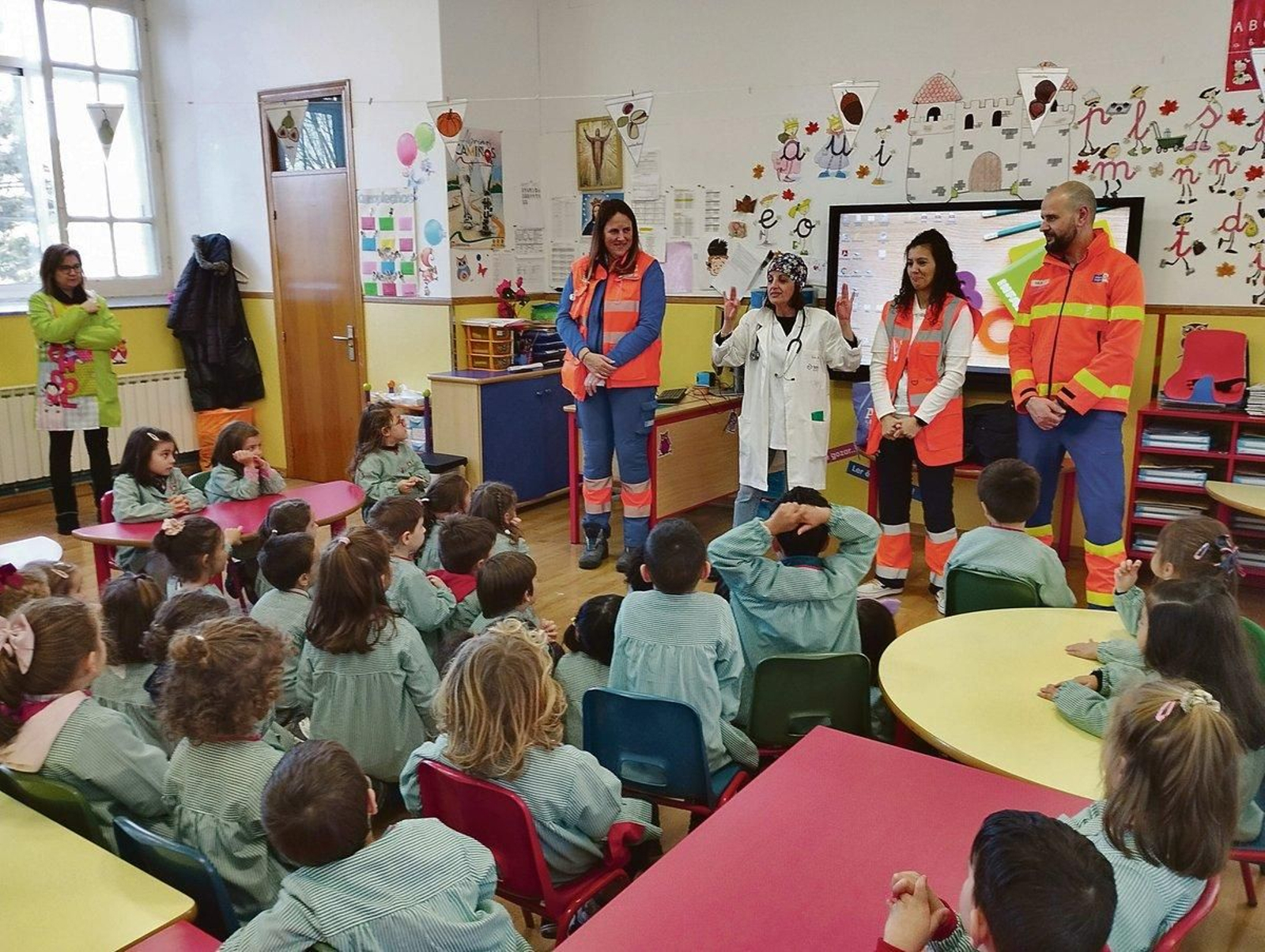 Profesionales sanitarios presentando su trabajo.