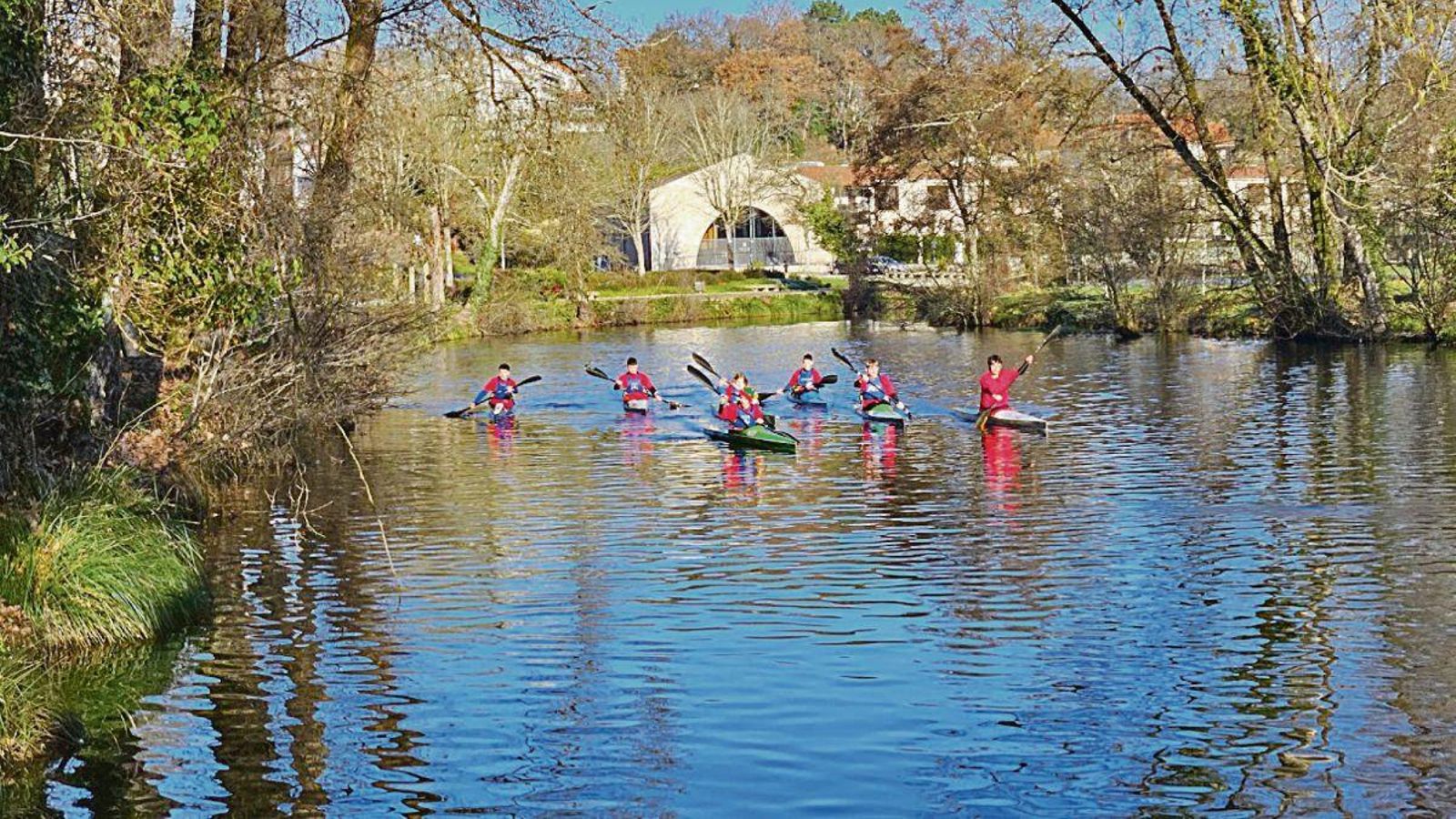 Varios de los palistas, durante la actividad en Allariz.