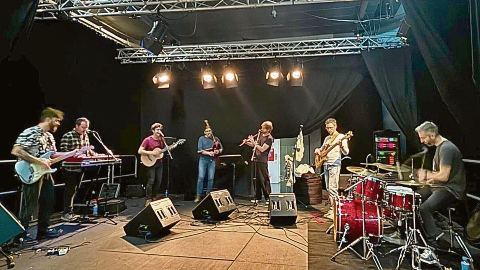 Guezos y Budiño en una actuación.