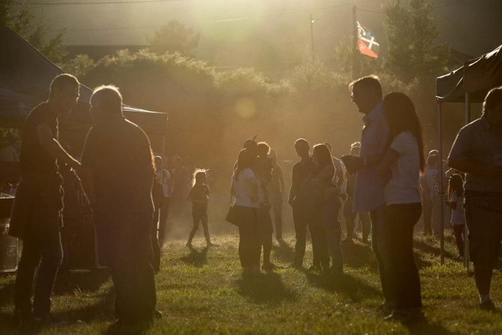 La puesta de sol sobre el campo dejó bellas estampas.
