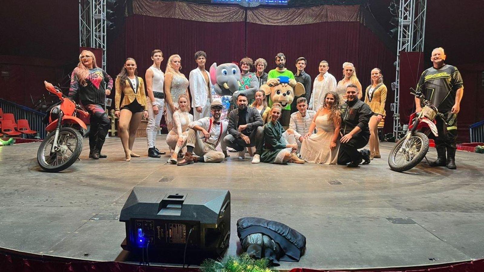 Todo el elenco de artistas del circo navideño de Vigo.
