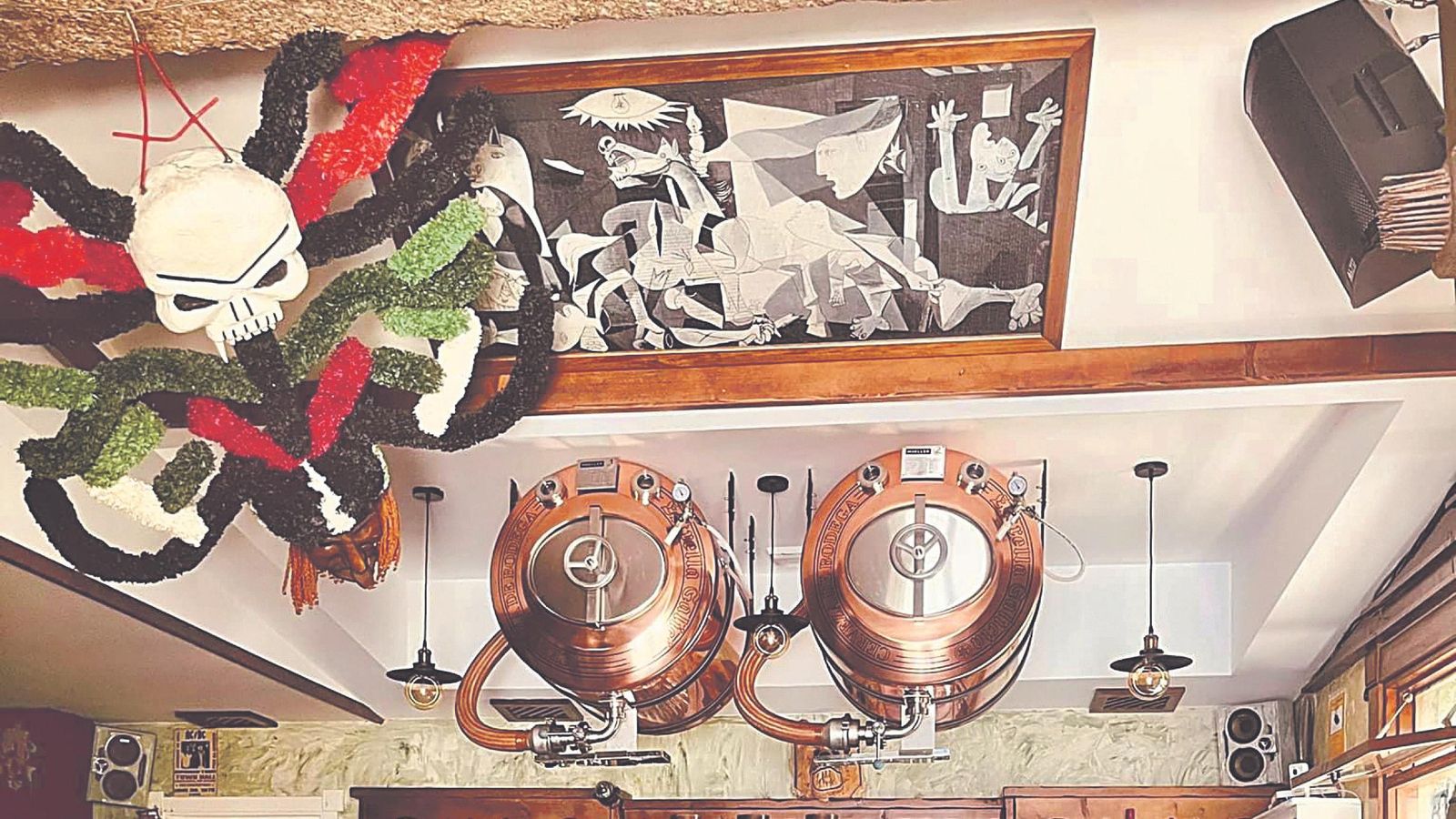 Interior del Bar O Callejón, en Viana do Bolo. (CRISTINA CLAVERÍA)