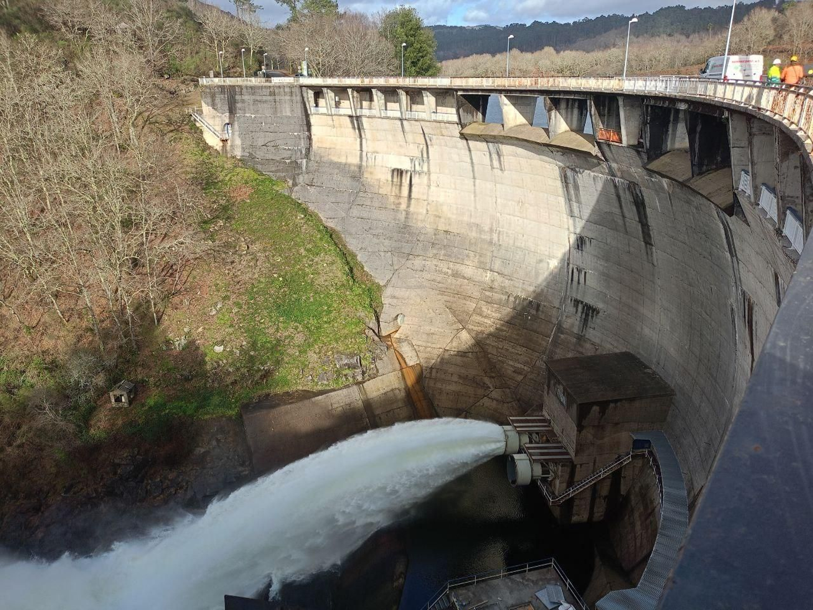 La presa de Eiras, ayer, desaguando con fuerza millones de litros.