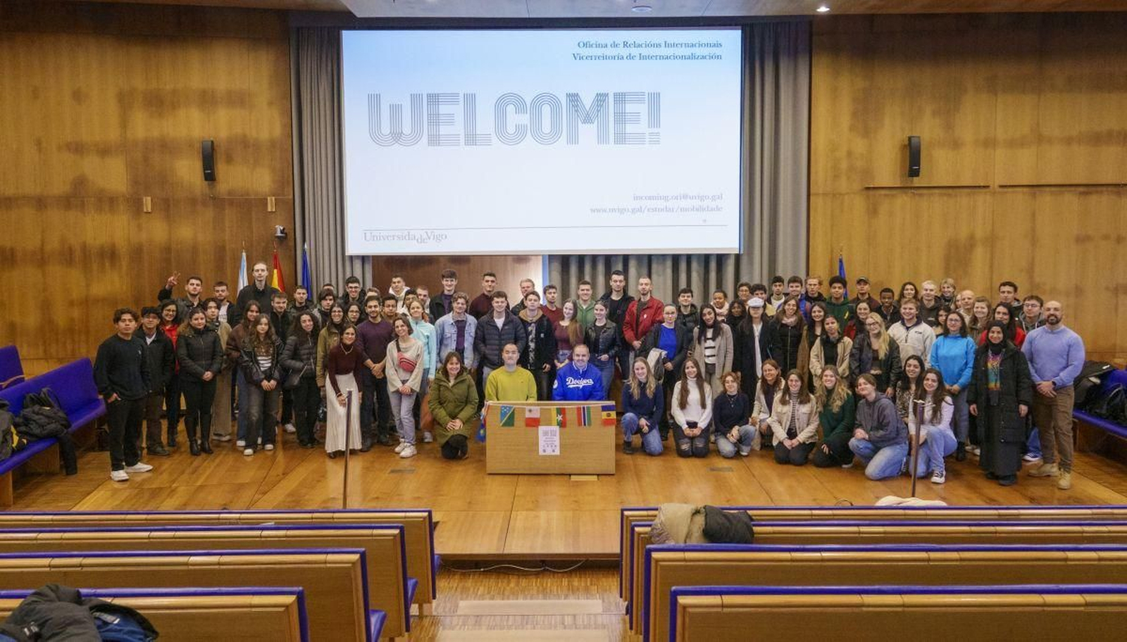 Foto de familia de los más de 150 estudiantes que cursarán el segundo cuatrimestre en escuelas y facultades del campus de Vigo.