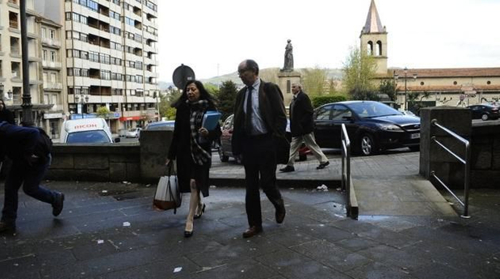 La concejala de Urbanismo, Áurea Soto, y su abogado, Carlos Hernández, a su llegada al juzgado (MARTIÑO PINAL)
