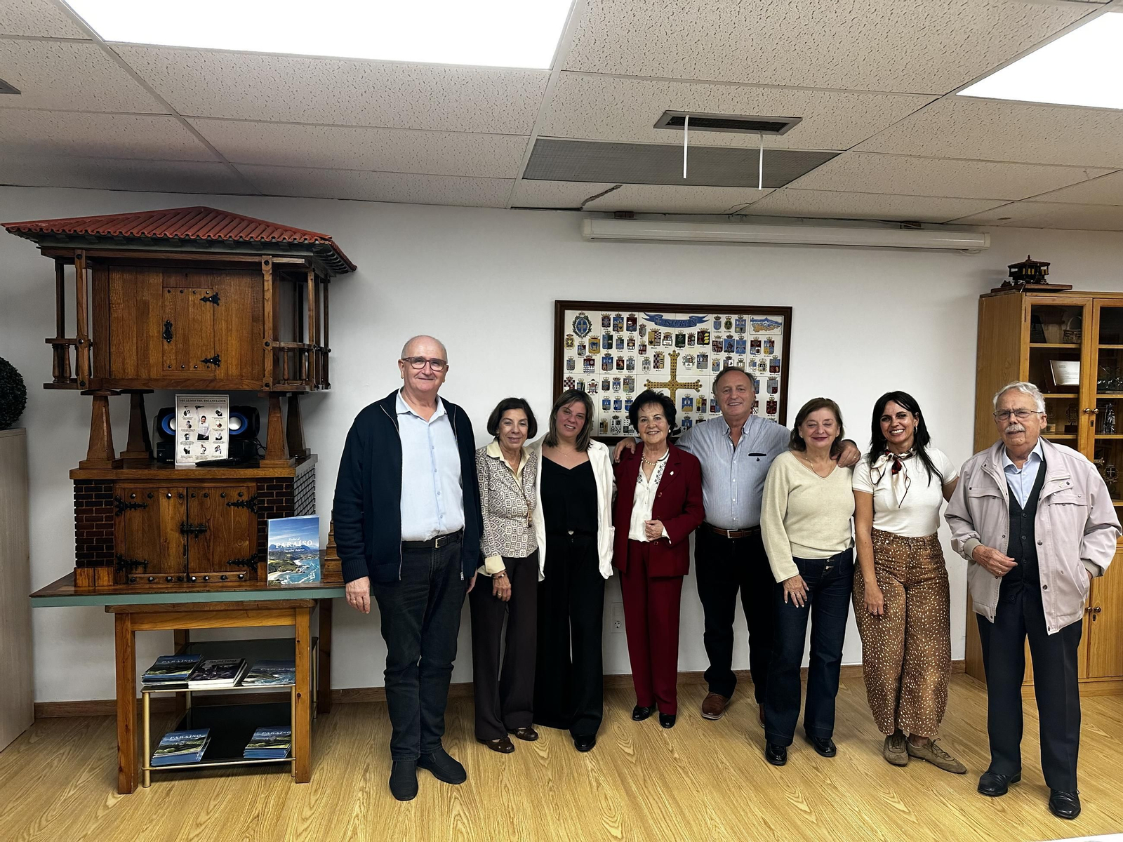 La vicepresidenta con la Junta Directiva del Centro Asturiano
