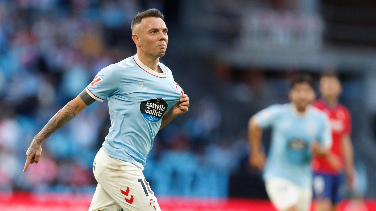 Iago Aspas muestra el escudo del Celta, en la celebración de su gol.