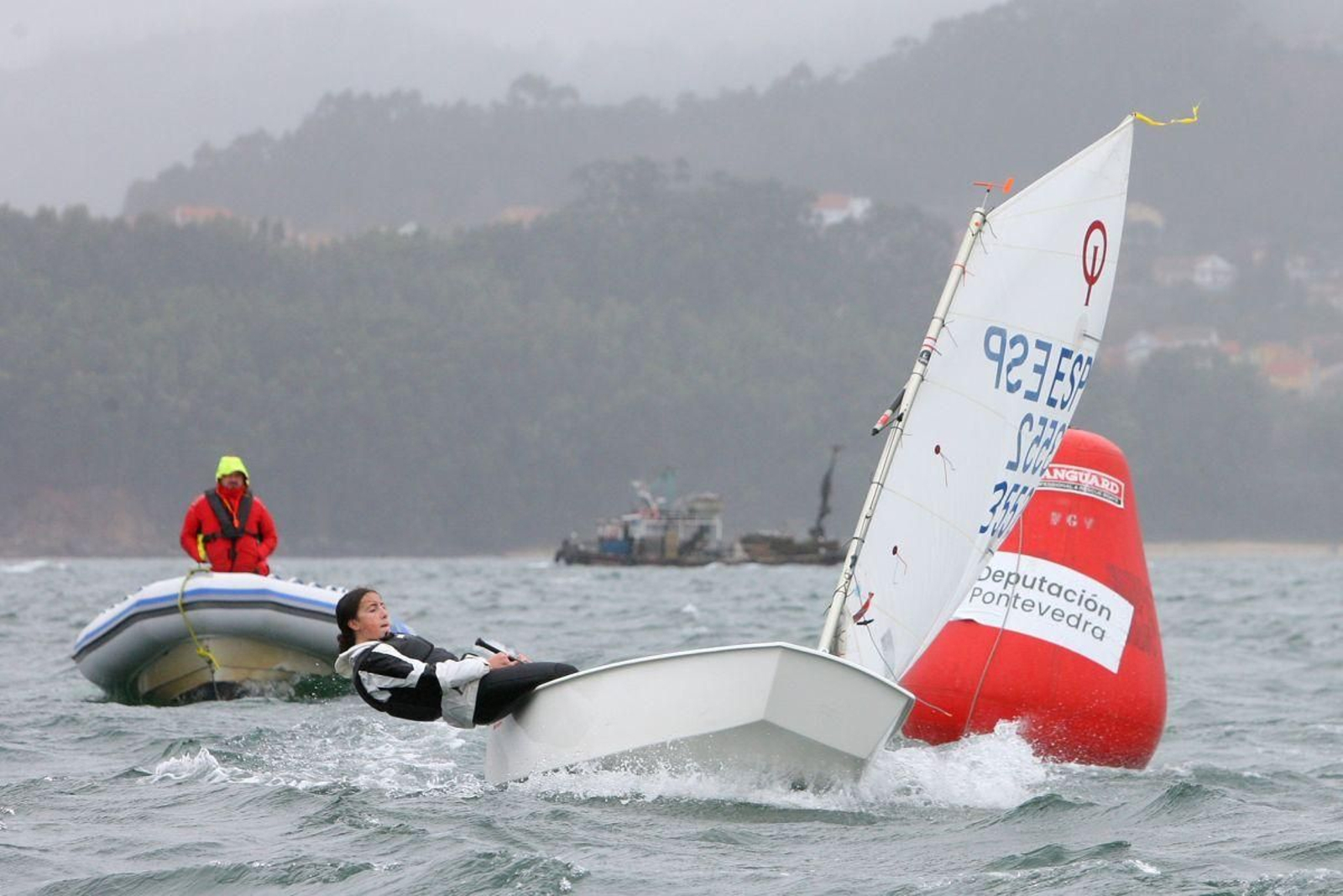 La Ría de Vigo cerró el campeonato autonómico ayer con lluvia y viento para navegar.