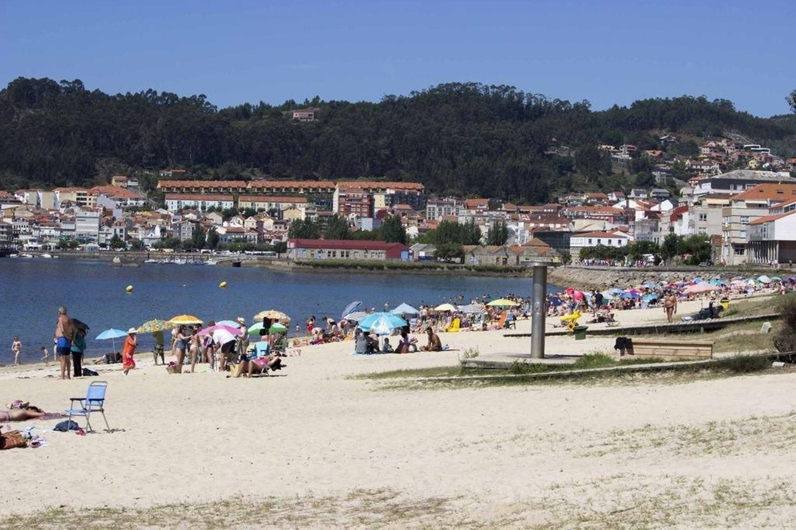 La playa de Rodeira, en el centro de Cangas, se encontraba ayer así de llena de veraneantes.