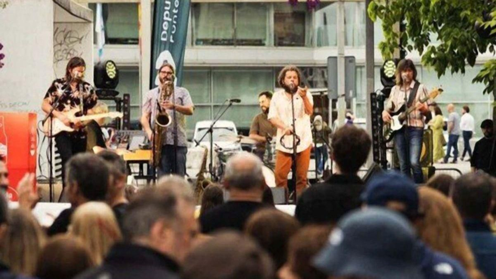 Tangomango, liderada por Toño López durante una de sus primeras actuaciones en el Sea Fest en As Avenidas.