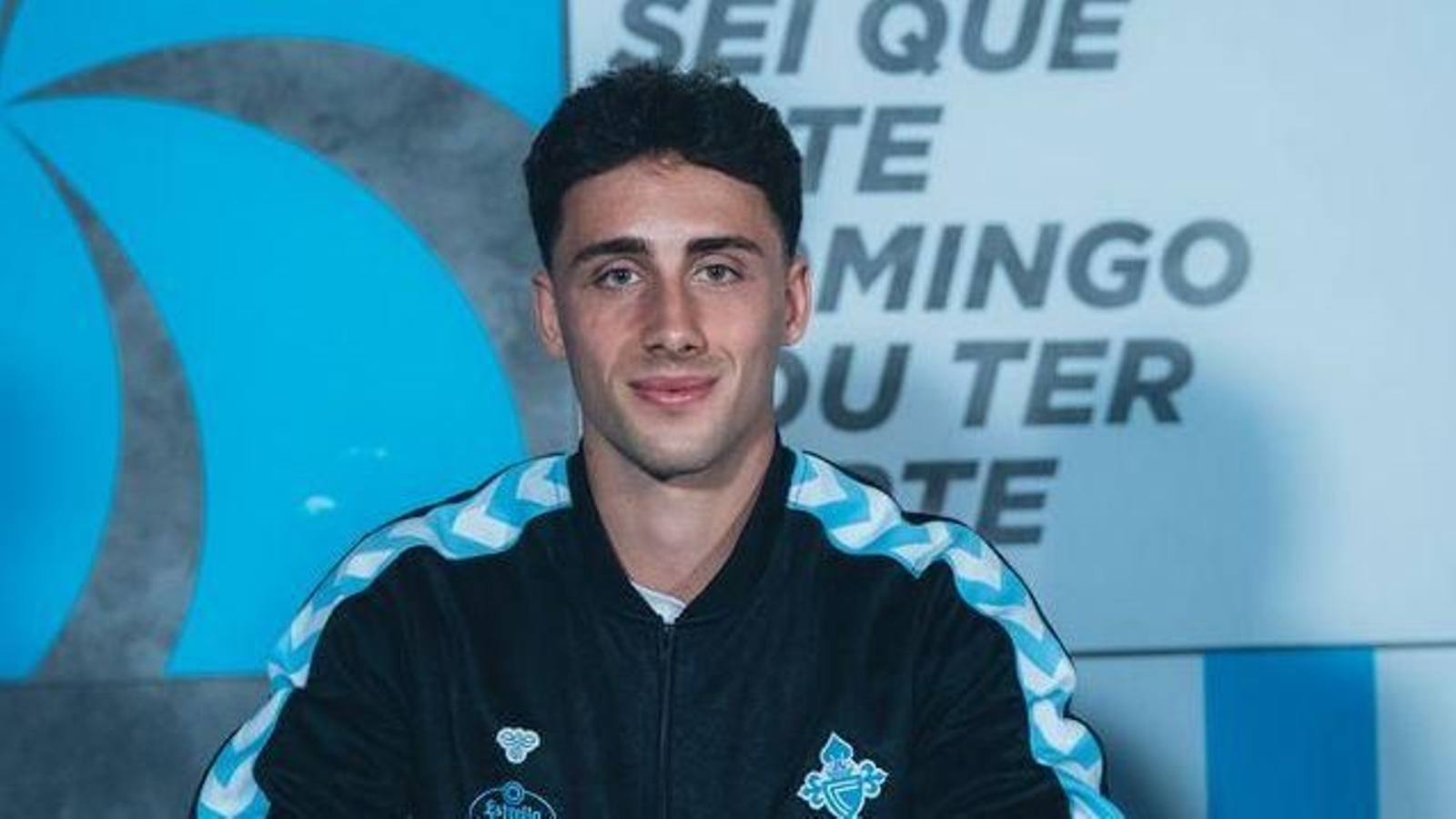 Pablo Durán, durante la firma del contrato que lo vincula con el Celta hasta el 30 de junio de 2028.