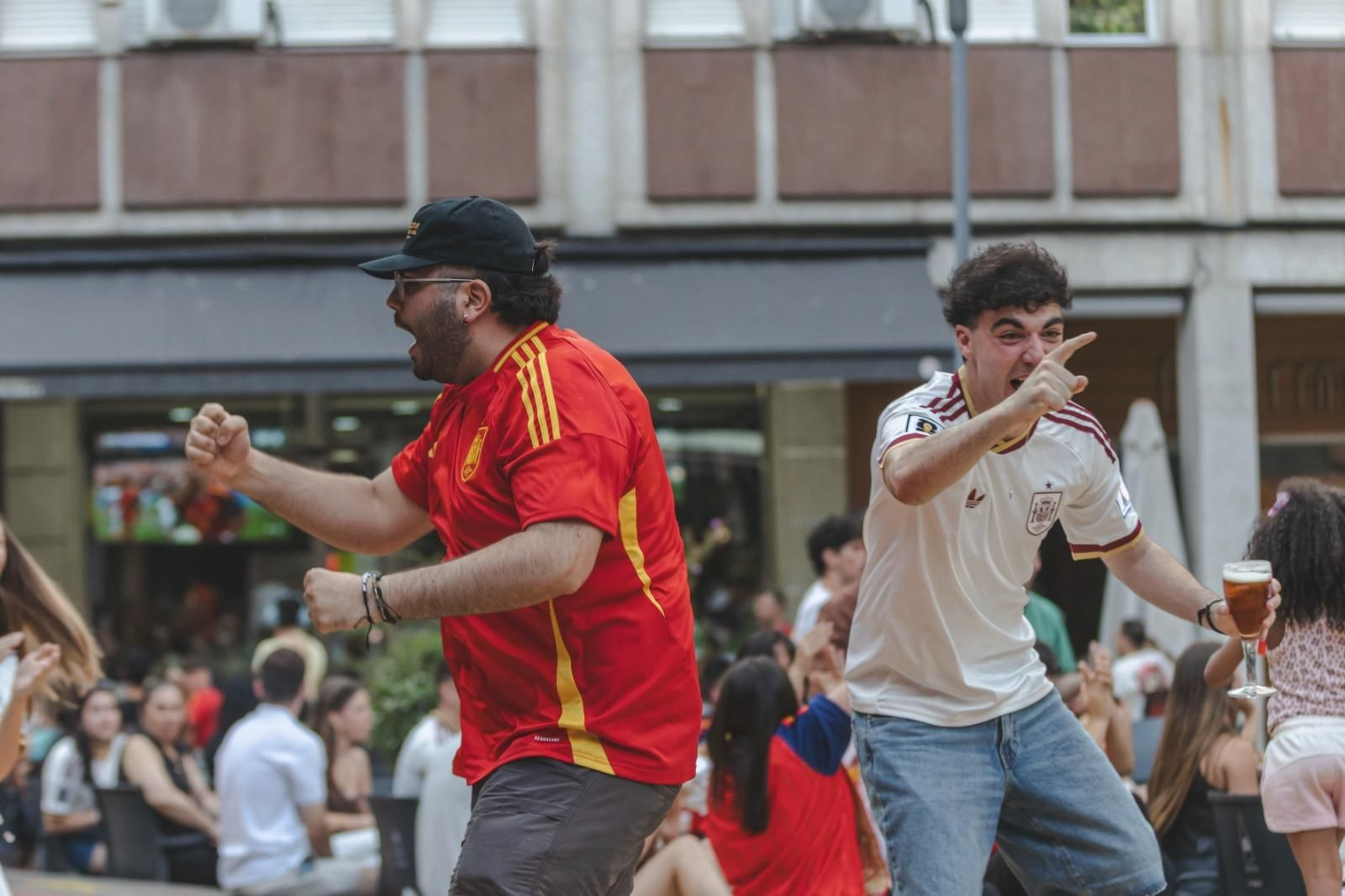 Galería | Camisetas, banderas y las calles de Ourense llenas de emoción por ver a España jugar los cuartos de final, en fotos